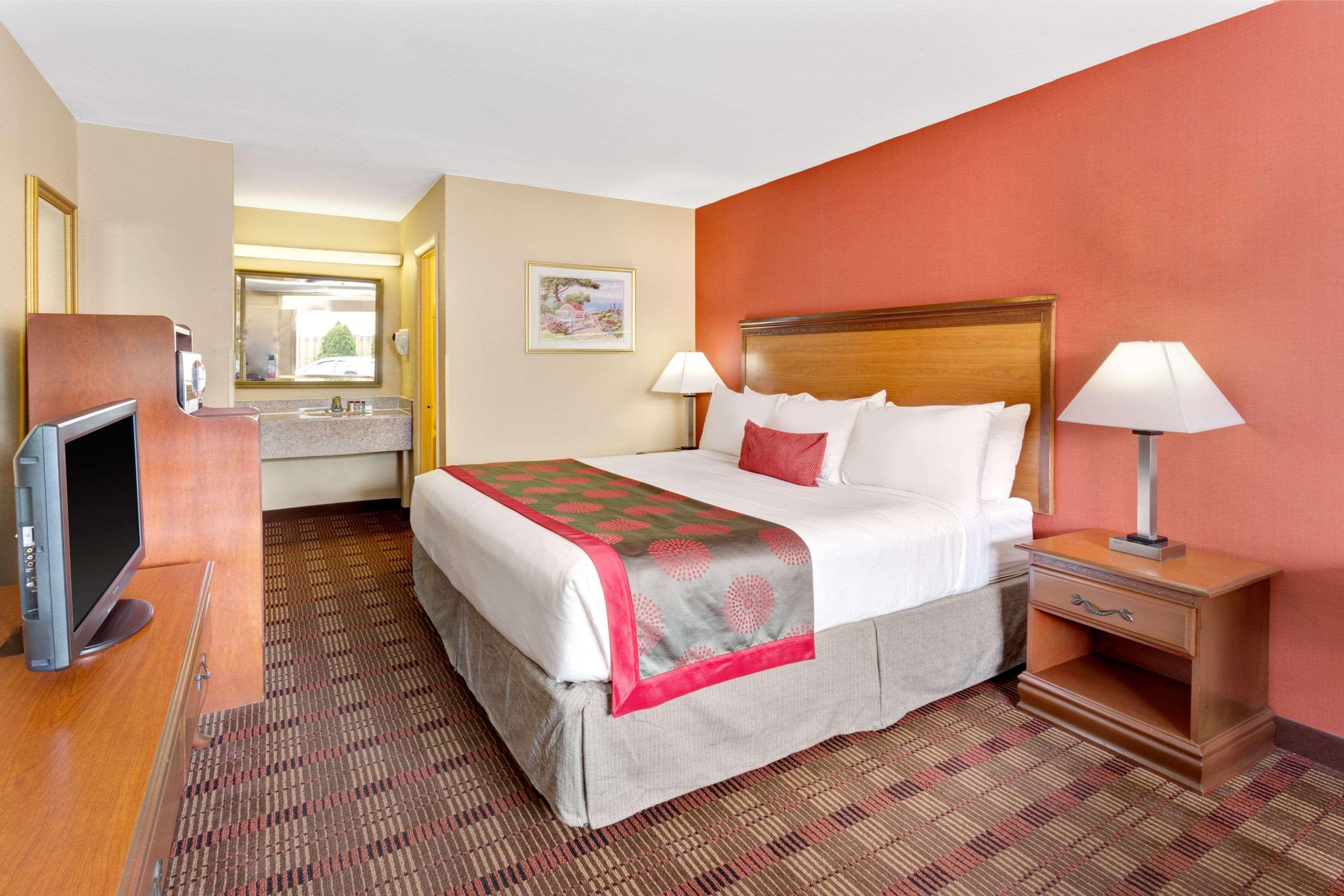 Ramada By Wyndham Baltimore West Exterior foto
